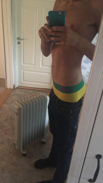 sexysaggerboy1997: “ Me sagging in My yellow Man underwear boxerbriefs ”