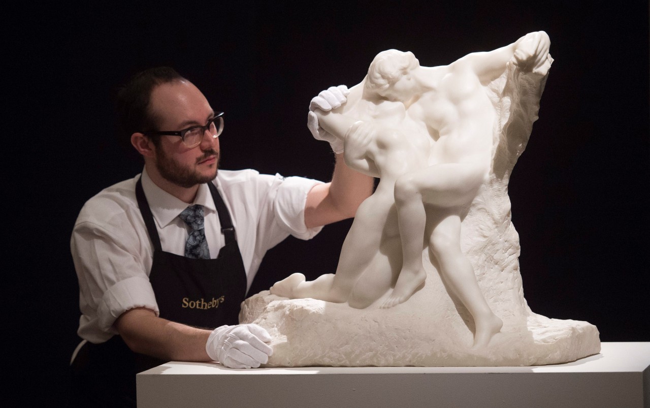 LONDRES Un empleado de Sotheby’s junto a la escultura “La eterna primavera” (L'Éternel Printemps), de Auguste Rodin, en la sede de la casa de subastas de Londres, Reino Unido. La escultura alcanzó el récord del artista al venderse por 20,4 millones...