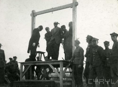 July 21, 1946 at the Poznan Citadel hanged Arthur Greiser - governor Wartheland and the fanatical Nazi. This was the last public execution in Poland and Europe.
[[MORE]] More shots in source