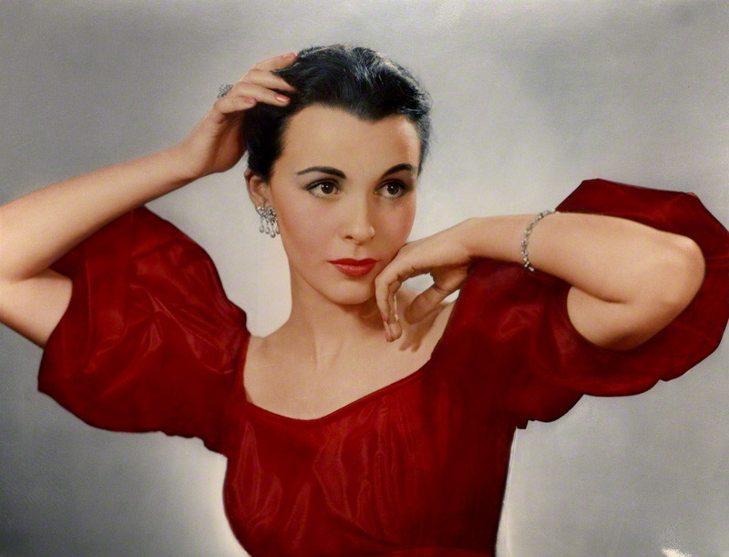 olivethomas:
“Claire Bloom photographed by Dorothy Wilding, 1952
”