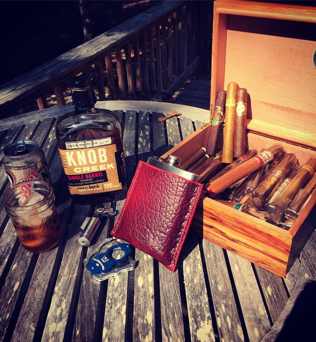 Getting ready to de-stress with nature and a few of my favorite things. 🌿🌲🍺🔥💨
A Legendary Saxon Oxblood thick, American Bison leather Flask. I cut these from a premium hide and sew using a sturdy ⚒⚒⚒ bonded nylon thread for heirloom quality. Cuts are...