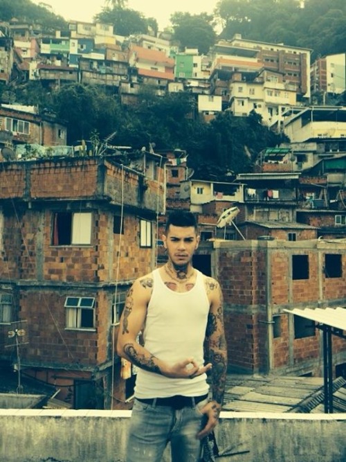 EMIS è in Brasile a girare il nuovo video.
SEGUITECI SU: https://www.facebook.com/EmilianoGiambelliFanPage