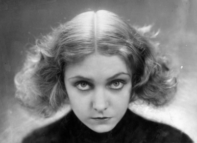rivesveronique:
“  Ordeyna Molly - Actress, Dancer, Germany
Portrait - ca. 1929
Hans Robertson / Atelier Robertson
”