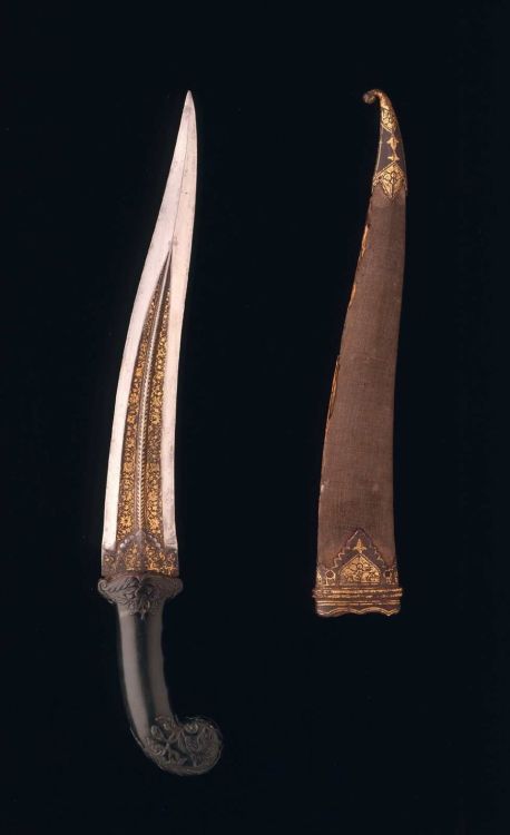 mughalshit:
“ Dagger and Sheath
Indian, Mughal, 18th century
Dark green nephrite jade, damascened metal, wood covered with cloth
”