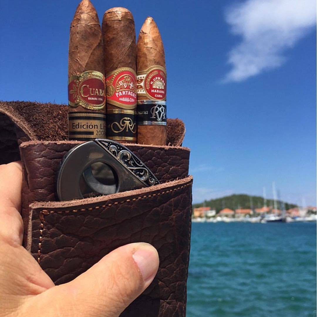 Thick American Bison leather cigar carrier. ⚒⚒⚒ #Reposting @thecigarsmoker with @instarepost_app – Looks like a perfect Sunday to me ☺️☺️🏝 have a great one you too my friends and 💨💨👍👑👑 #cigars #cigarporn #cigarsociety #cigarporn #cigaroftheday...