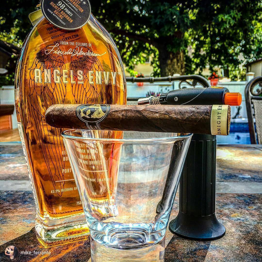 Sunday pairing!
#CaldwellCigars
#AngelsEnvy
🔥💨👌
#Repost 📸 from @mike_ferrante
WWW.CIGARSANDWHISKEYS.COM
➖➖➖➖➖➖➖➖
Tag someone who’d love this!😉:Like 👍, Repost 🔃, Tag 🔖 Follow 👣 Us & Subscribe ✍...