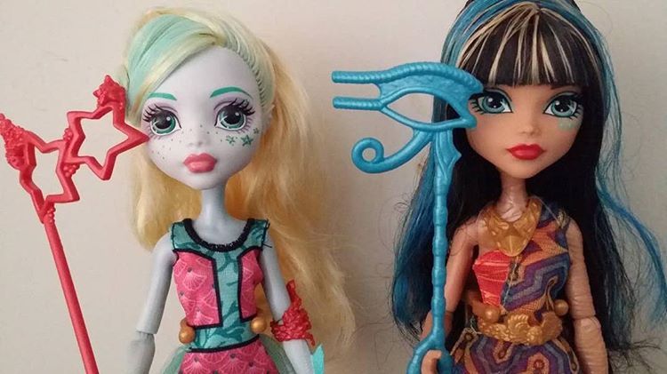 beamonsterhighfan:
“ Welcome To Monster High, Dance The Fright Away Lagoona Blue & Cleo De Nile and Photobooth Gouls Draculaura and her masks
”