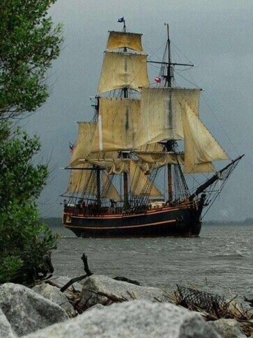 mauregatos:

Ship and sails.