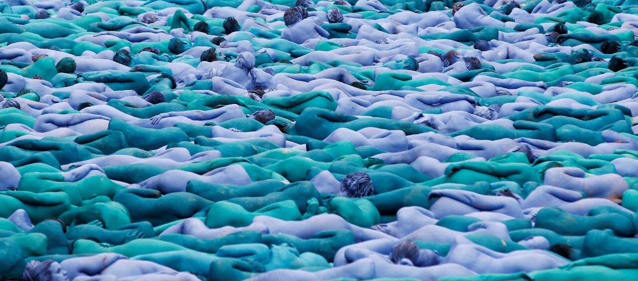 Miles de personas se desnudaron y dejaron que les pintaran la piel para participar en la nueva obra del fotógrafo Spencer Tunick, llamada Sea of Hull (Mar de Hull), que tuvo lugar precisamente en esa ciudad inglesa. AFP