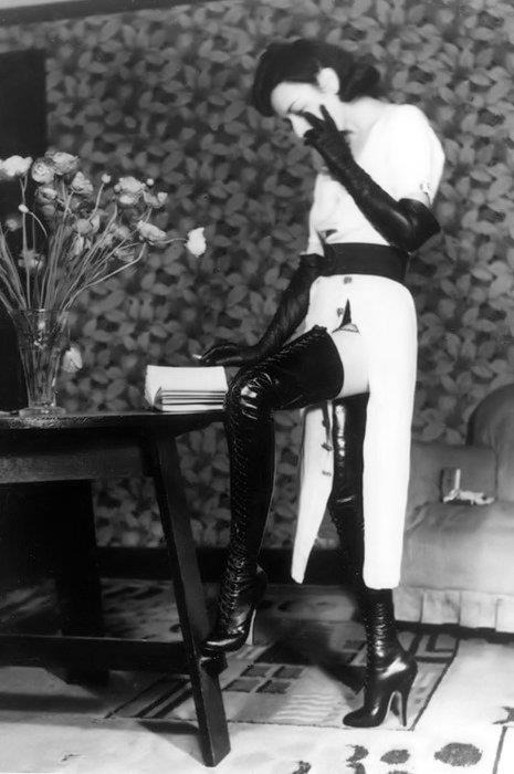 Holly Faram modelling Achilles’ fetish boots by John Willie, 1930s
from vintage spankings [ more at frenchtwist]
