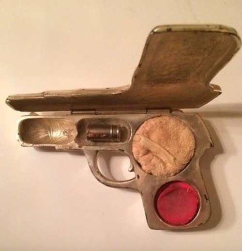 flowerfingers:

Ladies makeup compact fashioned in the shape of a pistol – complete with powder, cheek rouge and lipstick in the shape of a bullet, ca.1920
