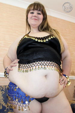 bigcutiebonnie:
“ Anyone think I should redo this set again?! I fucking LOVED shaking all my fat in the video like a belly dancer!
http://bonnie.bigcuties.com/
”