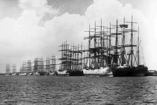 lazyjacks:
“Sailing ships at Stockton Wharves, Newcastle, New South Wales, circa 1895
Australian National Maritime Museum
William Hall Collection
Object number ANMS1092[114]
”