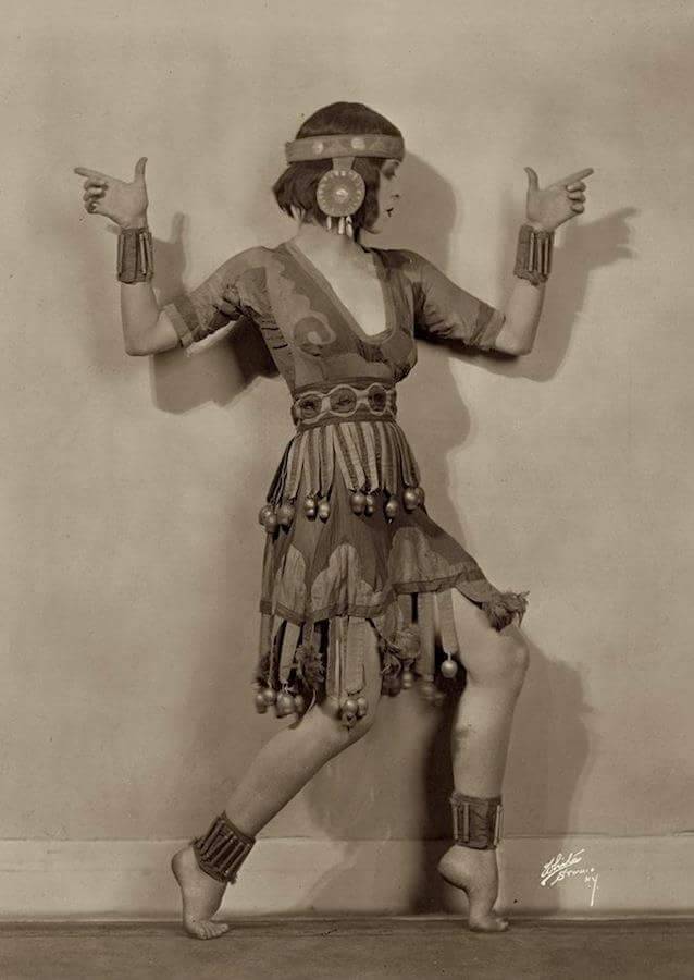 fuckyeahmodernflapper:
“ Martha Graham, aztec ballet Xochitl, c 1915.
Source: Facebook.
”