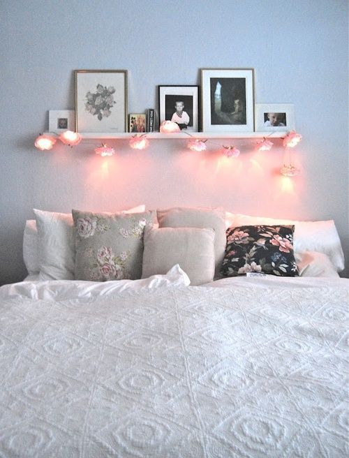 prateleira acima da cama com luzes, com fairy ligths em formato de flores, decoração romântica