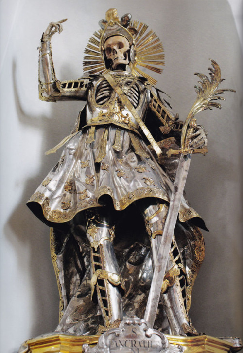 diseasecoveredpugetsound-blog:
“Love this! Bones of St. Pancratius in a beautiful suit of armor.
”