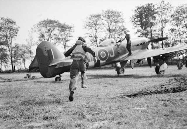 flytofight:
“RAF pilots scramble their aircraft during the Battle of Britain. With a major reliance on early warning radar, RAF crew would sit outside their squadron HQ’s dressed and ready for action. When the alert call would come, pilots dashed to...