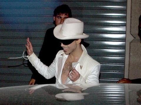 Prince leaving his private concert at the Versace Theater in Milan Submitted by chicmodernvintage.tumblr.com