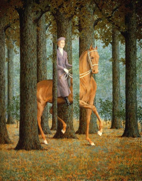 Ressam : Rene Magritte (1898-1967)
Resmin Adi : The Blank Cheque - Horse Riding  (1965)
Nerede : National Gallery of Art, Washington, USA
Boyutu : 81 cm x 64 cm
Belçikalı sürrealist ressam, bir taraftan gerçeküstü resimler yapıp bir taraftan da gerçekçiliği sorgulamaya bayılıyordu. Pipo resminden bahsetmiştim, bir piponun kocaman resmini yapıp altına da &ldquo;bu bir pipo değildir&rdquo; yazmıştı. Resimdeki piponun içine tütün koyup içemiyorsanız, bu bir pipo olamaz diyordu, gerçekçiliğe bu derece takıp bir sürrealistti o. Bu resme saatler bakmak mümkün. İnsan psikolojisinin resim hali gibi bir şey! Bir kadın atın üzerinde, sık ağaçlı bir ormandan geçiyor, ama gözümüz görmemesi gereken bir şeyi görüyor, ağacın arkasındaki kadın ağacın üzerinde, yine de ilk bakışta, ağacın arkasında kalan yeri sağ ve sol göz birbirine yardım edip tamamlamış gibi. Bu resim ile ilgili bir blog yazısı var, resimde ilginizi çeken ve detaylı görmek isteyeceğimiz her yeri adeta tez yazar gibi fotoğraflarla anlatmış. Magritte’in hayatını “The Son of Man” resmi eşliğinde 8 Nisan‘da anlatmıştım. Diğer ünlü melon şapkalı resimlerinden &ldquo;La Golconde&quot;ye 22 Haziran‘da ve The Mysteries of the Horizon’a 11 Ağustos‘ta yer vermiştim. Gizemli resmi &quot;Homesickness&quot;ı ise 13 Ekim&lsquo;de anlatmıştım. Hatırlamak isterseniz tarih linklerine tıklayın.