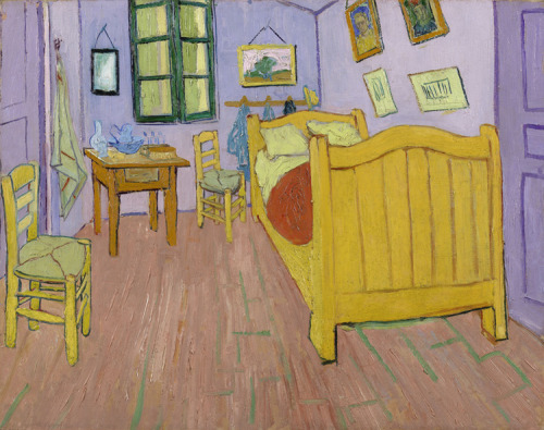 
Ressam : Vincent Van Gogh (1854-1890)
Resim : The Bedroom (1888)
Nerede : Van Gogh Museum, Amsterdam, Hollanda
Boyutu: 72 cm x 90 cm
Tahmin ediyorum, pek çoğumuzu Van Gogh'la tanıştıran, daha çocuk yaşta onu sevmemizi ve eğlenceli bulmamızı sağlayan bu resimdi. Arles'teki meşhur sarı evinde bulunan yatak odası. Van Gogh resmi yapmadan önce odayı itinayla dekore etmiş. Theo'ya yazdığı mektupta, resmin en önemli özelliğinin renkleri olduğunu söylemiş. Tek tek anlatmış, duvarlar solgun menekşe, yatak ve sandalyeler taze tereyağı renginde, kapılar lila&hellip; Bu gördüğünüz resim, Van Gogh'un anlattığı renklere uyacak şekilde düzenlenmiş bir versiyonu, resim orjinalini görebilmemiz için özellikle bunu koydum. Resmin bugünkü  halinde ise renklerde değişim var, araştırmacılar renklerde özellikle kırmızı pigmentin solduğunu söylüyor, işte bu sebeple lila olan kapı mavi, ve diğer renklerde de solgunluk var. Resmin bugünkü halini detaylı bir şekilde görmek isterseniz burada. Araştırmacılar, Van Gogh'un gözünden bir canlandırma yapmak için Arles'teli sarı evin bu odasını yeniden aslına uygun dekore etmişler, bu fotoğrafa bir bakın, bu harika odada kim yaşamak istemez ki! Van Gogh bu resimden itinayla 2 kopya daha yapmış, yani onun da favorilerinden. Yatak odasının pencerelerine dikkat ederseniz yeşil kepenkler kapalı. Duvardaki resimler de yine kendi yaptıklarından. Sağdaki portrelerden biri Paul-Eugene Milliet, diğeri Eugene Boch&lsquo;a ait. Tavanı özellikle basıp yapmış, Japon etkisi vermek için. Perspektif ise yine bilinçli olarak biraz garip. Evin sağ tarafı biraz yamukmuş, Van Gog sağ taraftan tavanı göstererek bu durumu da dahil etmiş resmine. Bu yer verdiğim 8. Van Gogh resmi oldu, 25 Şubat gelmeden mutlaka yer vermem gereken 2 resmi daha var. Van Gogh’un hayatını &ldquo;Yıldızlı Gece&rdquo; resmi eşliğinde 13 Mart‘ta anlatmıştım. Theo’nun oğlu için yaptığı Almond Blossom’a 26 Haziran‘da, Ayçiçekleri'ne 29 Temmuz‘da, The Courtesan’a  29 Ağustos‘ta, Sarı Ev’e 20 Eylül‘de, “Wheatfield with Crows”a 1 Kasım‘da ve &ldquo;Trees and Undergrowth&quot;a 26 Aralık'ta vermiştim. Hatırlamak isterseniz tarih linklerine tıklayın. Her resimde Van Gogh ile ilgili başka bir şey keşfedeceksiniz.

