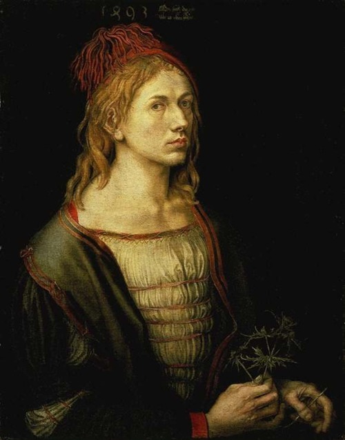 Ressam : Albrecht Dürer (1471-1528)
Resmin Adi : Self-Portrait or Portrait of the Artist Holding a Thistle (1493)
Nerede : Louvre, Paris, Fransa
Boyutu : 56 cm x  44 cm
Zamanının 600 yıl ilerisinde yaşayan Albrecht Dürer, beni ressamlar arasında en çok şaşırtanlardan biri. 21. yy'da yaşasaydı, hala ilginç bir sanatçı kabul edilirdi. Düşünün ki o, Michelangelo Sistine Şapel'i, Leonardo Mona Lİsa'yı boyarken, o tutup hiç görmediği bir gergedanın tavsirlerden yola çıkarak gravürünü yapmıştı. Bahsetmiştim, Avrupa Dürer'in gravüründen sonraki 3 yüzyıl boyunca gerganı sadece onun resminde gördü. Bu oto-portresi ise batı resim tarihindeki ilk oto-portre. Ressamların kalabalık komposizyonlarda kendilerini bir şekilde resme dahil etmeleri alışıldık bir şeydi ama oturup da kendini boyayana ilk kez rastlanıyordu. Bu da bir şey mi, hayatını anlatırken özellikle söylemiştim, Dürer dünya tarihinde logo ve ticari markayı ilk kullanan insan. Resim yapmaya o kadar düşkündü ki, ve bu resimleri makul fiyata satarak daha çok insana ulaştırmayı o kadar istiyorduki, taklitçileri çıkmıştı. Çareyi logosunu basmakta ve eğer taklit eden çıkarsa, imparatordan aldığı telif hakkını kullarak ceza çektirmeye bile hazırdı. Dürer, sen ne kadar tuttuğunu koparan, ne kadar dahi bir adammışsın! Dürer'in 22 yaşındayken yaptığı bu oto-portre bir ilk olarak geçiyor ama Dürer'in için ilk değil, o daha 13 yaşındayken karakalem ile oto-portresini yapmıştı bile. Dürer bu resmi yaptığında, babasının başgöz etmesi sonucu evlenmek üzereydi. Resimde tarihin hemen yanında bir not var, burada şöyle diyor : Yukarıdan ne yazıldığıysa, başıma geliyor&quot;. Dürer'in dine, özellikle İsa'ya düşkünlüğünden bahsetmiştim, hatta sırf bu sebeple saçlarını uzatıyor İsa gibi pozlar veriyordu. Bu resimdeki bakışı da biraz şaşkın, henüz aynaya bakarak kendini resmetmeyi tam çözememiş gibi, ya da evleneceği için bu şaşkın halini bilinçli olarak eklemiş de olabilir. Elinde de bir deve dikeni, oldukça esprili. Dürer'in hayatını 29 Mart‘ta Mavi Kuzgun Kanadı resmi eşliğinde anlatmıştım. 7 Haziran‘da “Young Hare”ye ve 17 Ekim&lsquo;de The Rhinoceros resimlerine yer vermiştim. Hatırlamak isterseniz tarih linklerini tıklayın.  