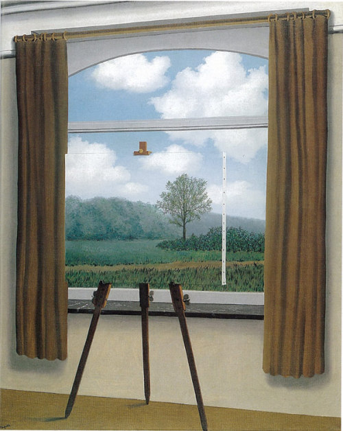 Ressam : Rene Magritte (1898-1967)
Resmin Adi : The Human Condition  (1933)
Nerede : National Gallery of Art, Washington, USA
Boyutu : 100 cm x 81 cm
Ne demiştik, bir şeyin ilkini yapan, öncüsü olana saygımız sonsuz!  Bundan 15 sene kadar önce, bir sergide orta sınıf bir ressamı dahi ilan etmiştim. Resme 3 boyut vermek üzere, kanvasın çakılı olduğu tahta kısmı, göründüğü şekilde resmin üzerinde boyamış ve bir illüzyon yaratmıştı. Tabi o dönemde ben Rene Magritte'in adını bile duymamıştım. Meğer o ressam da bir Magritte hayranıymış. Magritte'in bu resimde yaptığı şey de her zamanki gibi zihinlerimize oynamak, bizi eğlendirmek. İtiraf edin, resme bakında ilk çerçevedeki resmi gerçek manzaraya benzetmiş mi onu kontrol etmek oluyor. Nasıl da kandık :) Her ikisi de Magritte'in elinden çıkmış tek seferde çıkmış bir bütün değil mi sanki&hellip; Şövalenin ayakları, pencerenin hemen önünde, üzerine duran kasnağa gerçek hissi vermek için sağda bir güzel bahsettiğim tahta kısmı boyamış, bir de solda azıcık perdenin üstüne taşırmış. Resimlerinde elmayla yüzünü saklamaya meraklı olan Magritte, bu resimde de manzaradaki ağacı, şövaledeki resim ile gizlemiş.  Magritte'in hayatını, anlattıklarını  “The Son of Man” resmi eşliğinde 8 Nisan‘da anlatmıştım.  “La Golconde”ye 22 Haziran‘da, The Mysteries of the Horizon’a 11 Ağustos‘ta, “Homesickness”a 13 Ekim‘de ve Horse Riding'e 22 Aralık'ta yer vermiştim. Bu müthiş adamı keşfetmek isterseniz tarih linklerine tıklayın. 