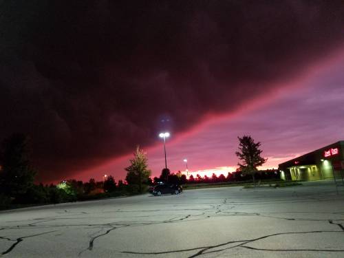 heychessikuh:
“ sixpenceee:
“ The night chasing away a sunset. (Source)
”
that is not the night that is the apocalypse
”