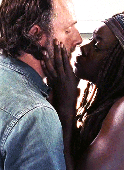 Beso de Rick y Michonne, 7x05 "Go Getters" de 'The Walking Dead'
