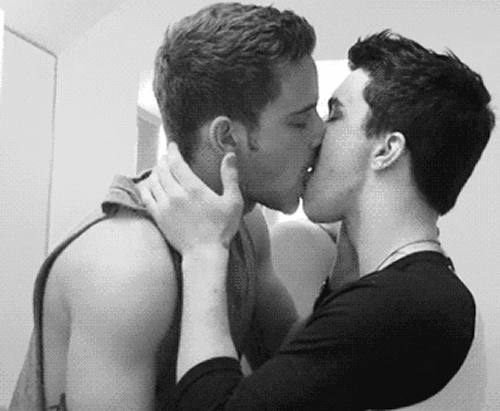 Risultati immagini per gay kiss