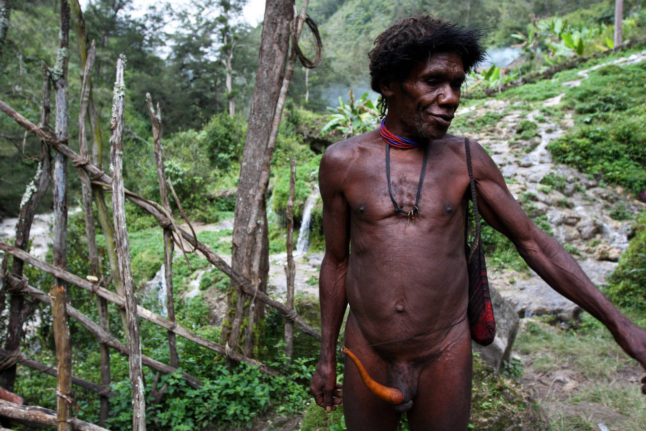 Papuan Dani man, via Yaiza Schmöhe Ollero.