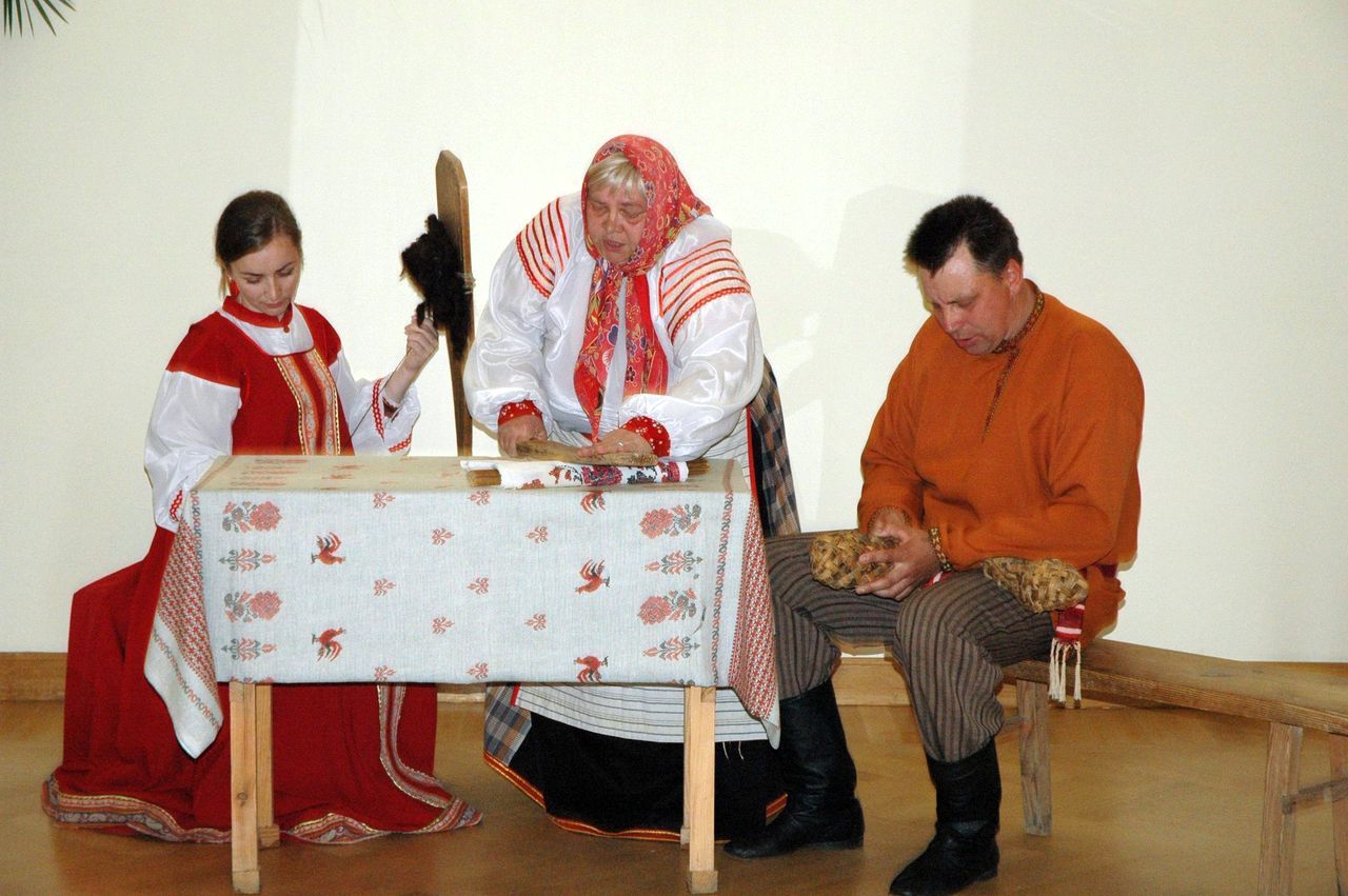 Выступление фольклорного коллектива музея "Тарханы" с песнями и театрализованным представлением "Тарханская свадьба"