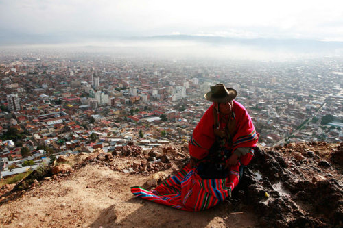 fotojournalismus:
“  A witch doctor sits on Santa Barbara hill during the inauguration of the statue of the Virgin of the Socavon, the patron saint of miners, on the outskirts of Oruro, some 200 km south of La Paz on February 1, 2013.
[Credit : David...