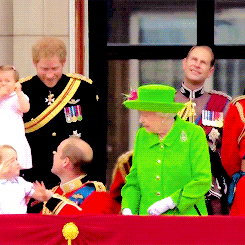 Gif: Queen weist William an, bei öffentlichem Auftritt aufzustehen.