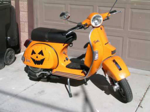 scooter pic of the day: a stella appropriately decorated for the season. happy halloween!